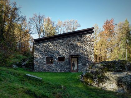 A Stone House Combines Rustic Interior Elements with Modern Architecture in Piateda by Alfredo Vanotti (5)