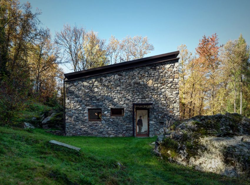 A Stone House Combines Rustic Interior Elements with Modern Architecture in Piateda by Alfredo Vanotti (5)