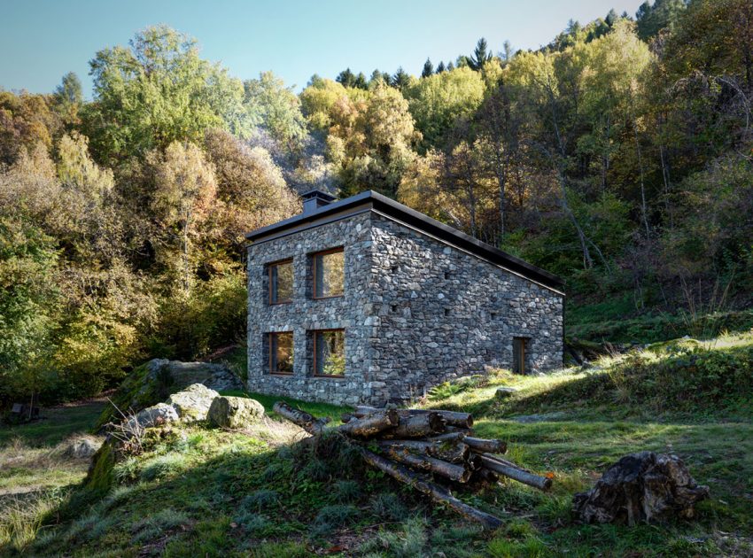 A Stone House Combines Rustic Interior Elements with Modern Architecture in Piateda by Alfredo Vanotti (6)