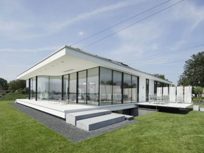 A Striking Contemporary Home with Curved Glass Walls on the Shores of the Reeuwijkse Plassen