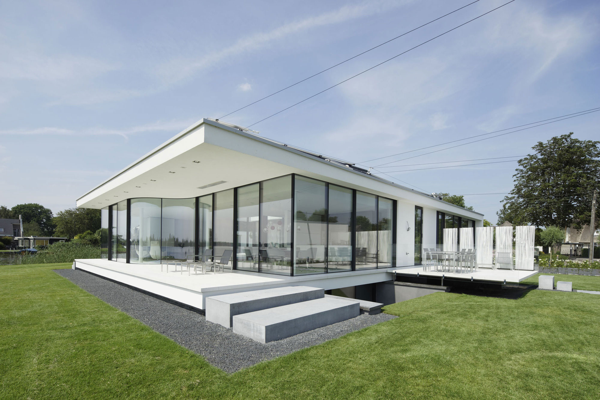 A Striking Contemporary Home with Curved Glass Walls on the Shores of the Reeuwijkse Plassen by Lab32 architecten (1)
