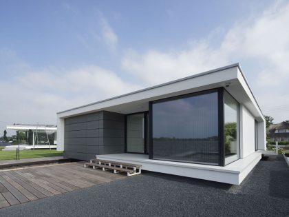 A Striking Contemporary Home with Curved Glass Walls on the Shores of the Reeuwijkse Plassen by Lab32 architecten (11)