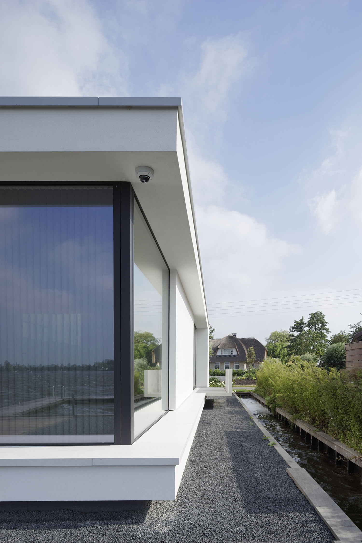 A Striking Contemporary Home with Curved Glass Walls on the Shores of the Reeuwijkse Plassen by Lab32 architecten (12)