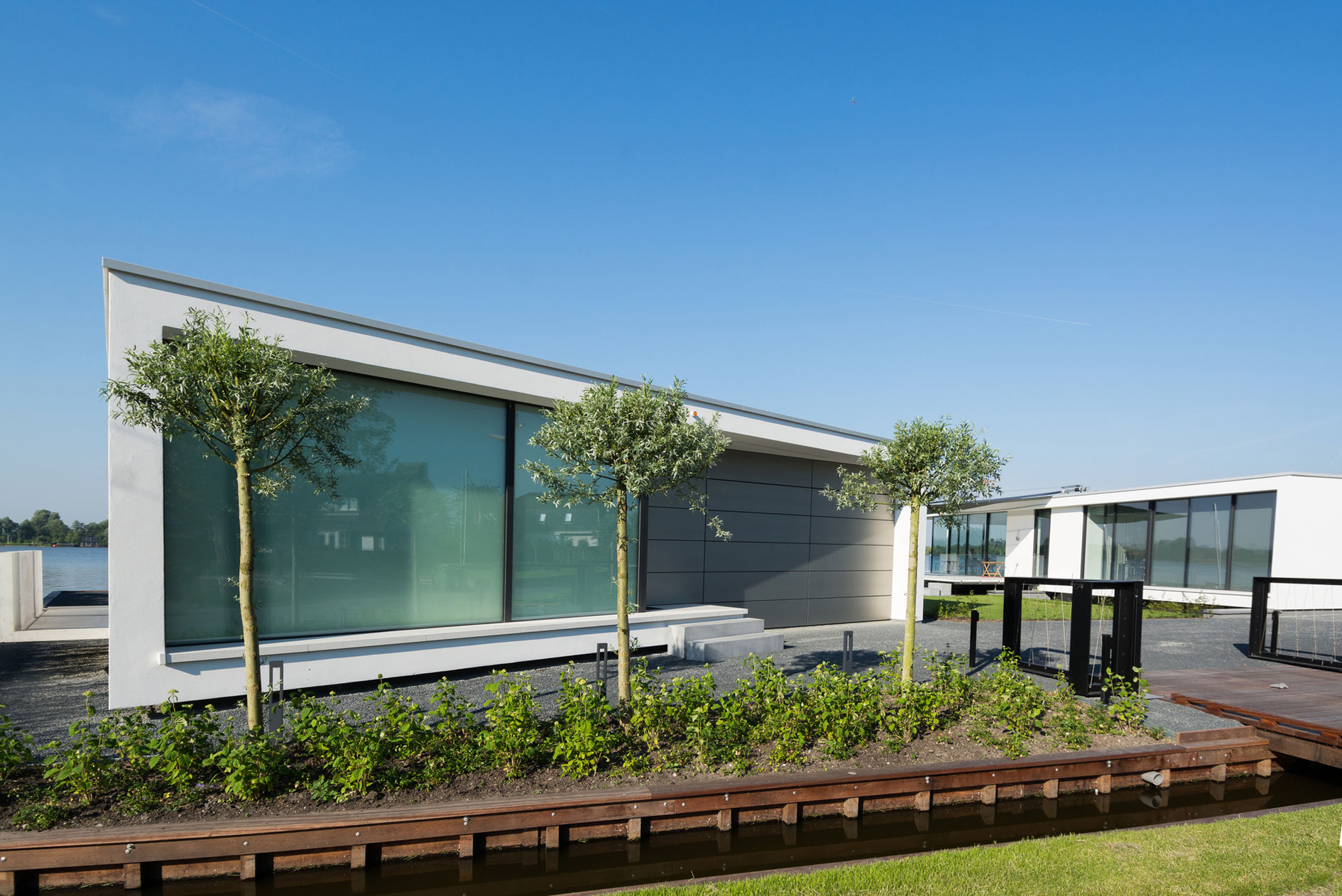 A Striking Contemporary Home with Curved Glass Walls on the Shores of the Reeuwijkse Plassen by Lab32 architecten (14)