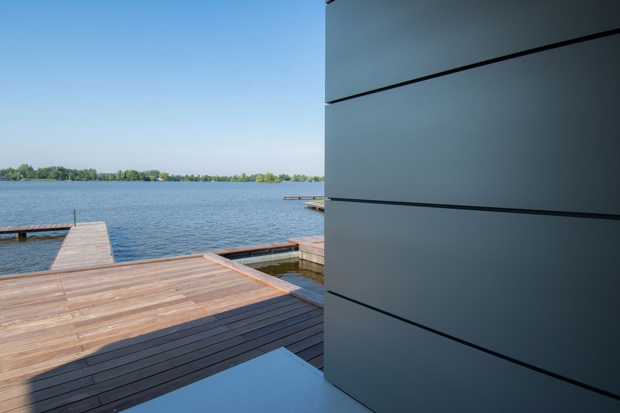 A Striking Contemporary Home with Curved Glass Walls on the Shores of the Reeuwijkse Plassen by Lab32 architecten (15)
