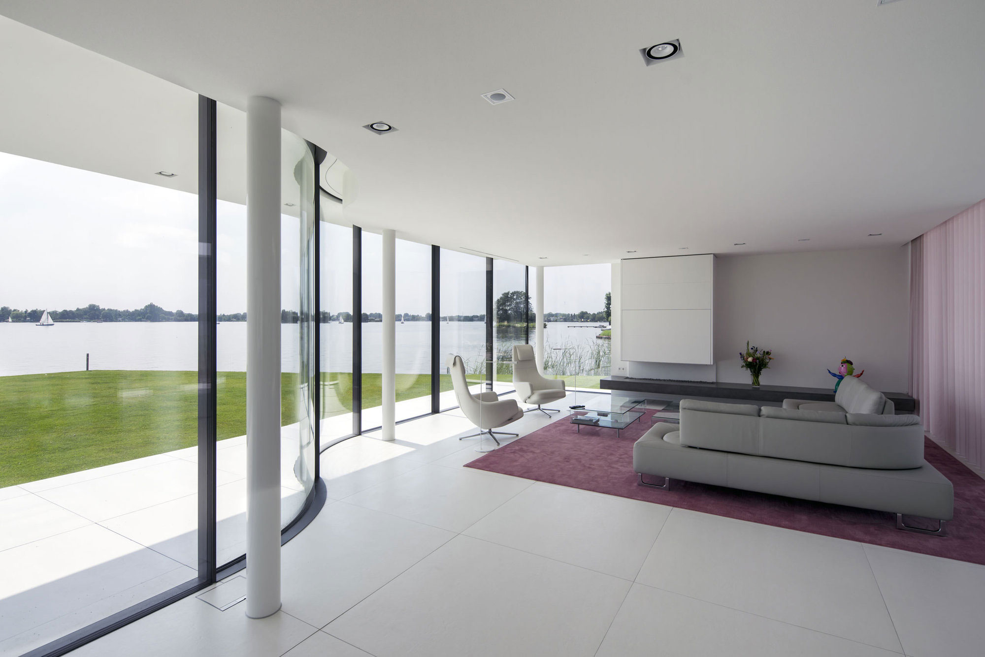 A Striking Contemporary Home with Curved Glass Walls on the Shores of the Reeuwijkse Plassen by Lab32 architecten (17)