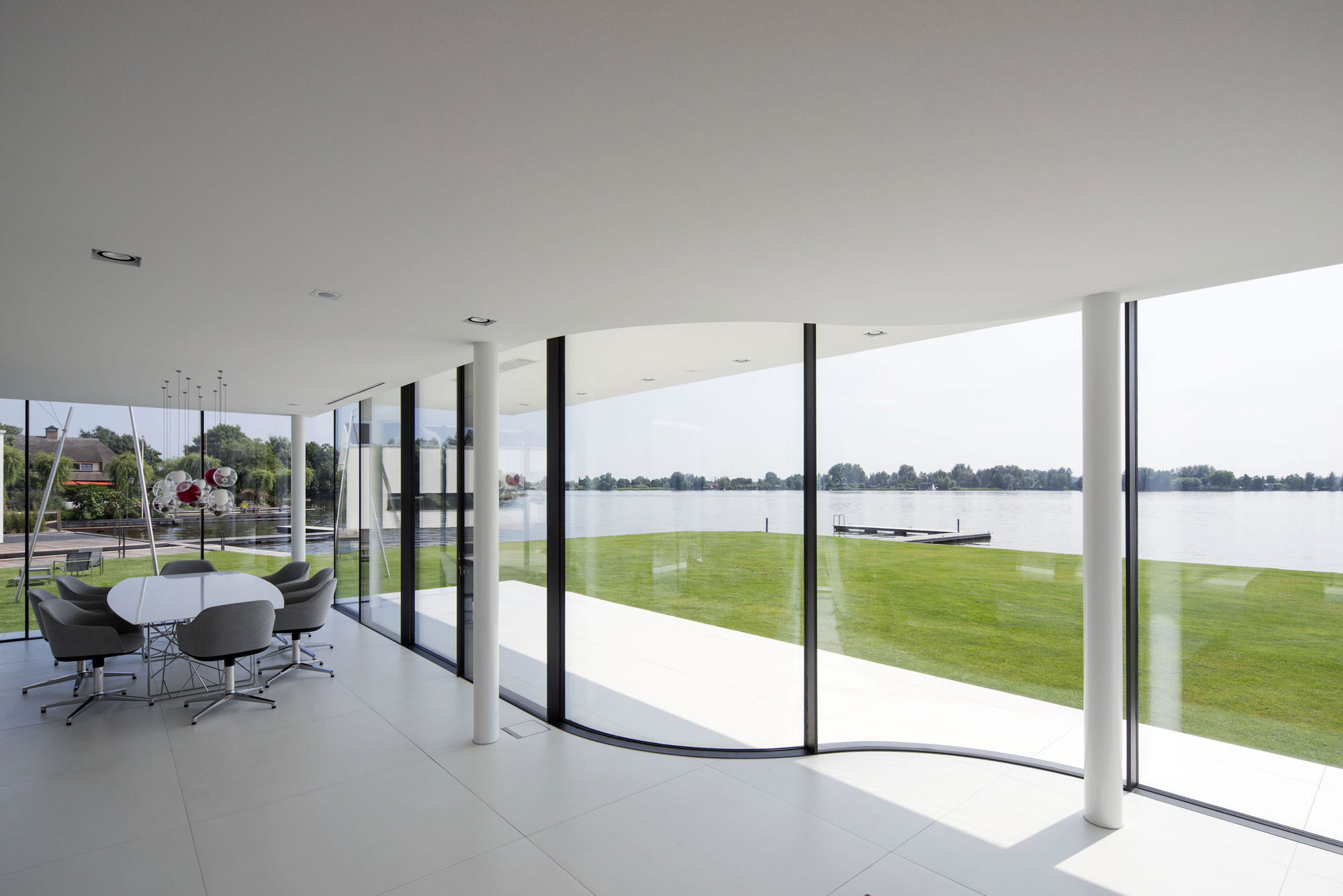 A Striking Contemporary Home with Curved Glass Walls on the Shores of the Reeuwijkse Plassen by Lab32 architecten (19)