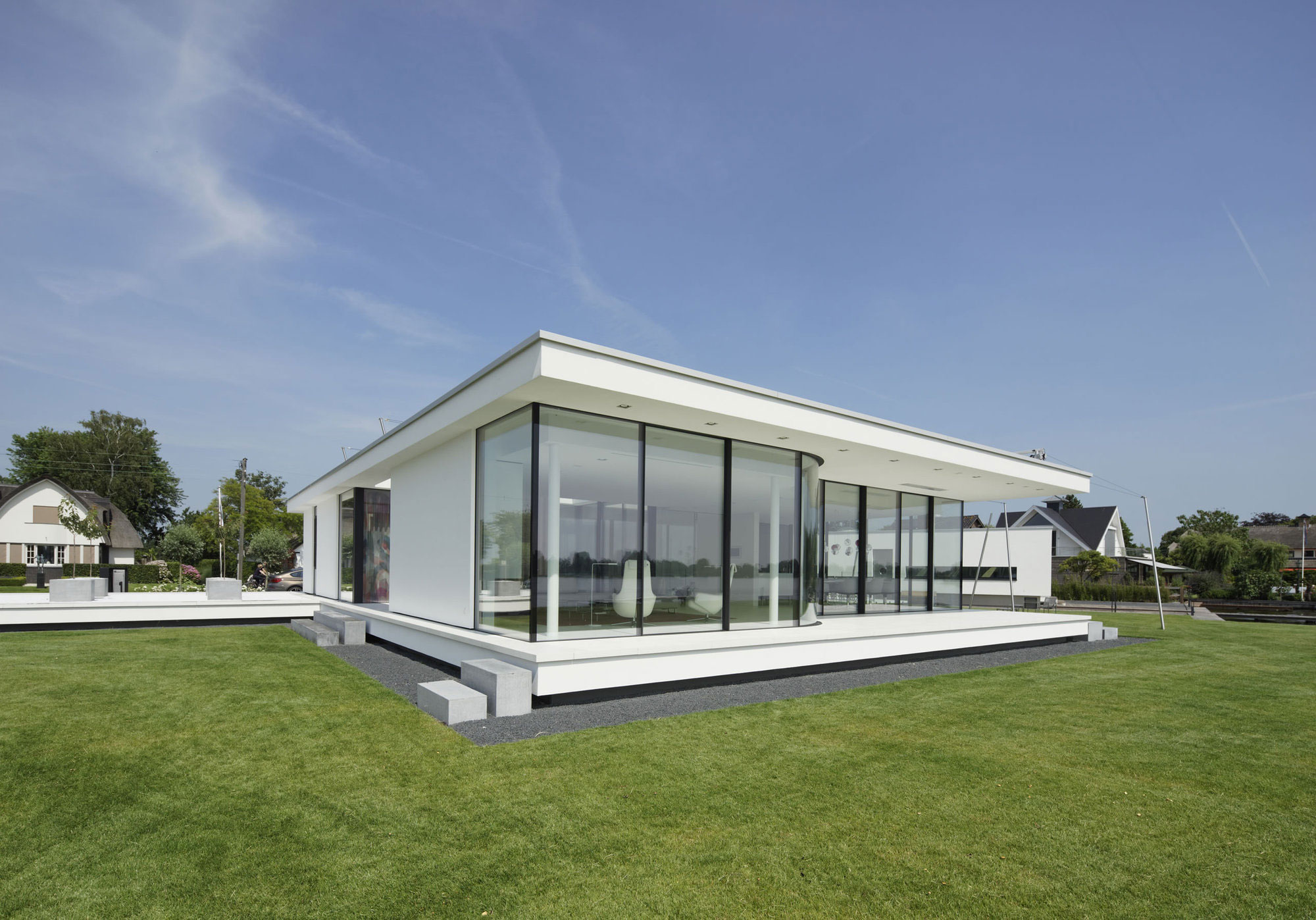 A Striking Contemporary Home with Curved Glass Walls on the Shores of the Reeuwijkse Plassen by Lab32 architecten (2)