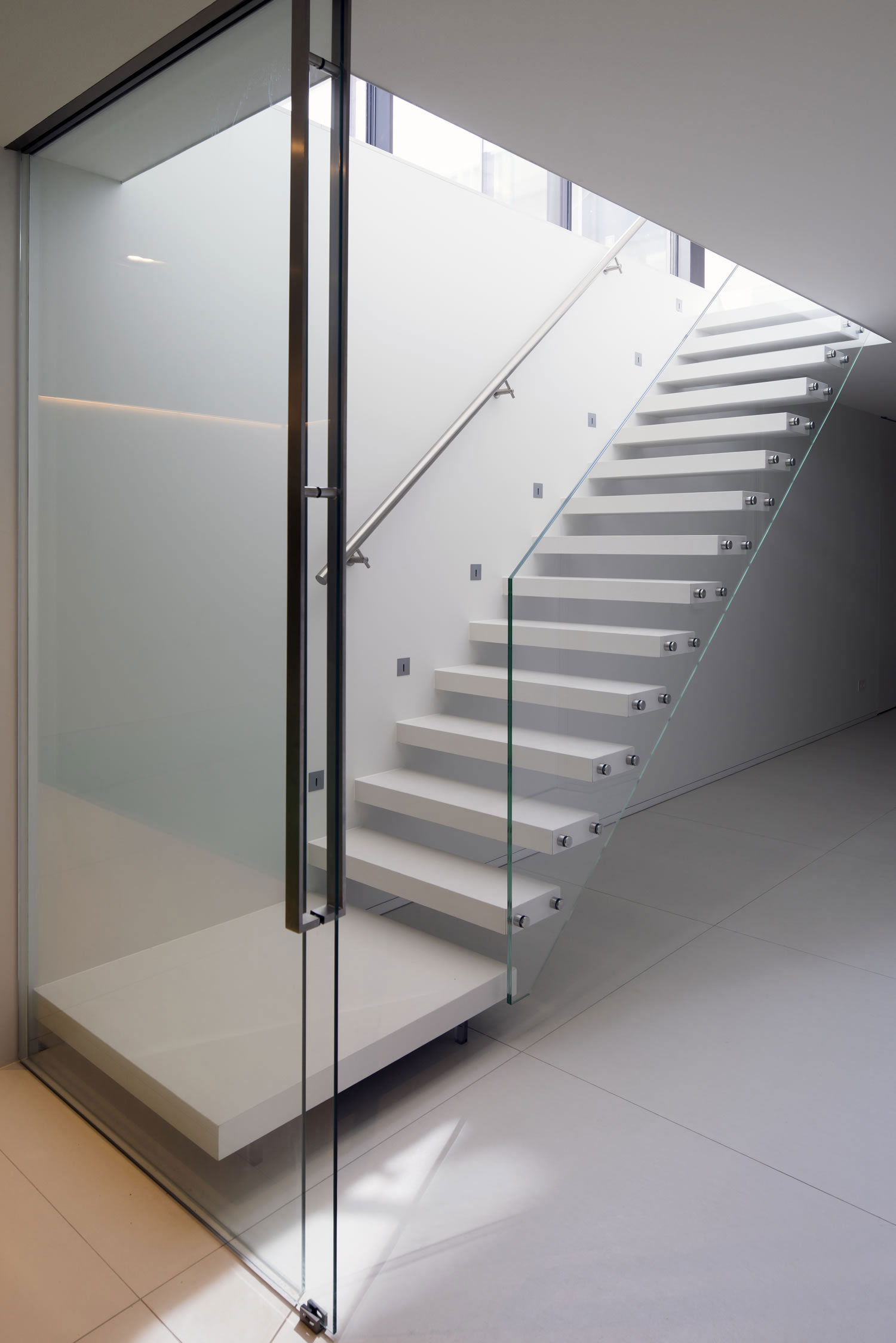 A Striking Contemporary Home with Curved Glass Walls on the Shores of the Reeuwijkse Plassen by Lab32 architecten (21)