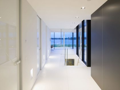 A Striking Contemporary Home with Curved Glass Walls on the Shores of the Reeuwijkse Plassen by Lab32 architecten (22)