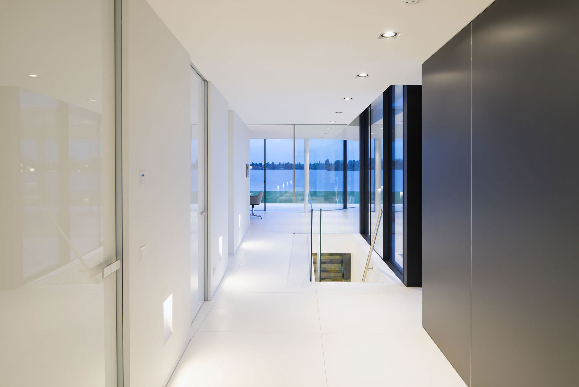 A Striking Contemporary Home with Curved Glass Walls on the Shores of the Reeuwijkse Plassen by Lab32 architecten (22)