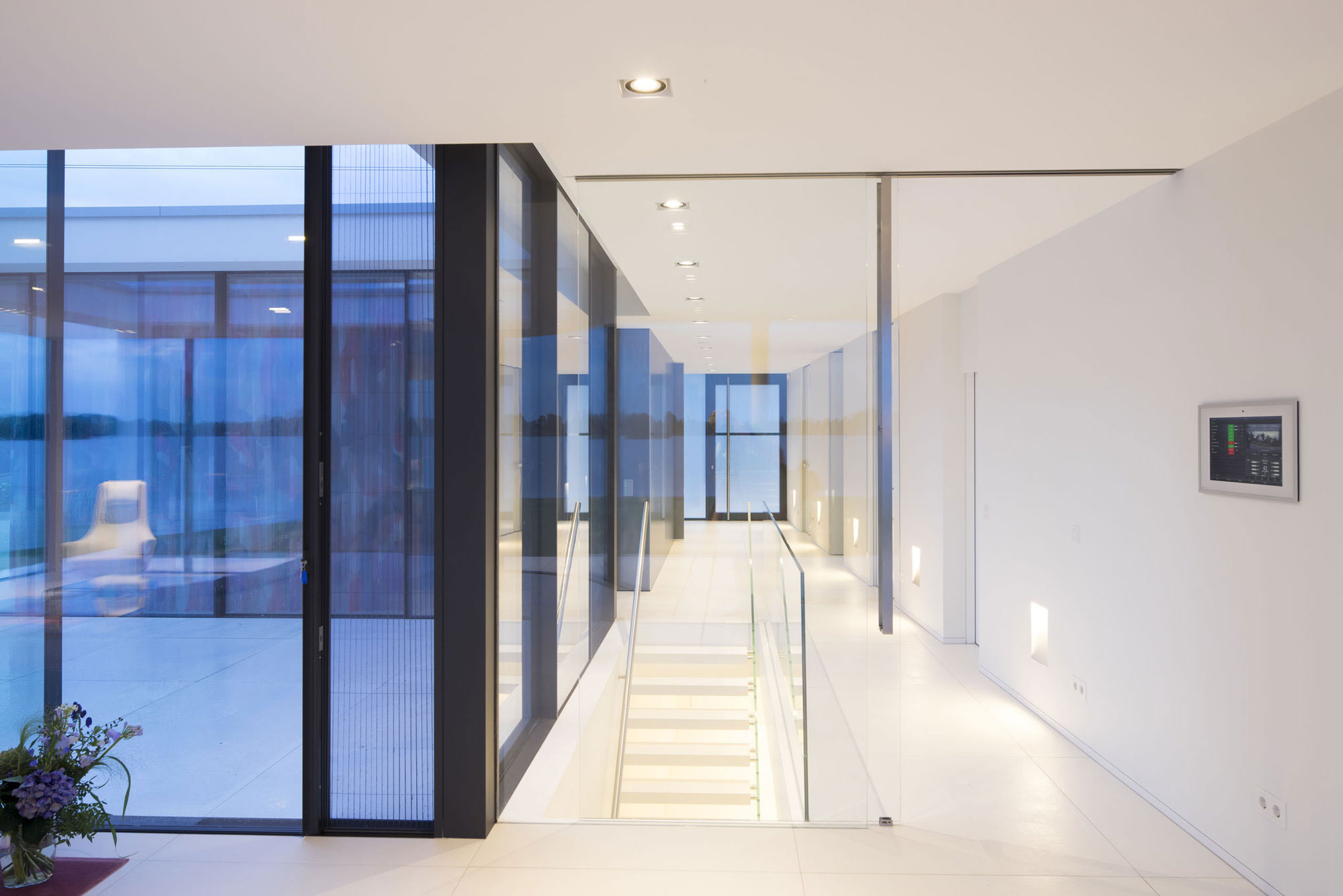 A Striking Contemporary Home with Curved Glass Walls on the Shores of the Reeuwijkse Plassen by Lab32 architecten (23)