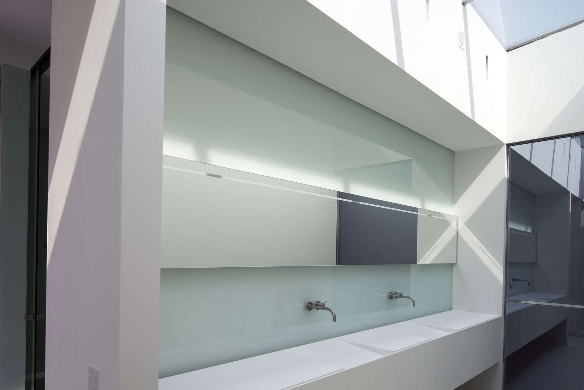 A Striking Contemporary Home with Curved Glass Walls on the Shores of the Reeuwijkse Plassen by Lab32 architecten (24)