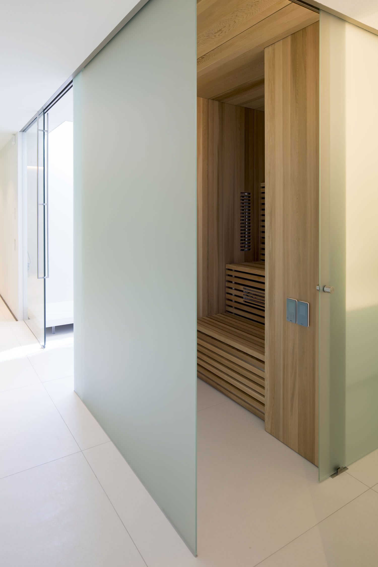 A Striking Contemporary Home with Curved Glass Walls on the Shores of the Reeuwijkse Plassen by Lab32 architecten (25)