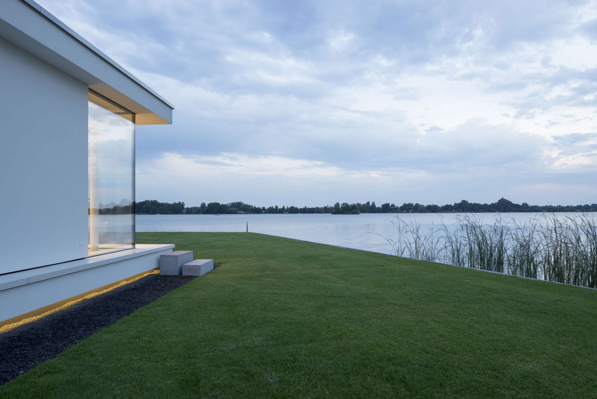 A Striking Contemporary Home with Curved Glass Walls on the Shores of the Reeuwijkse Plassen by Lab32 architecten (29)