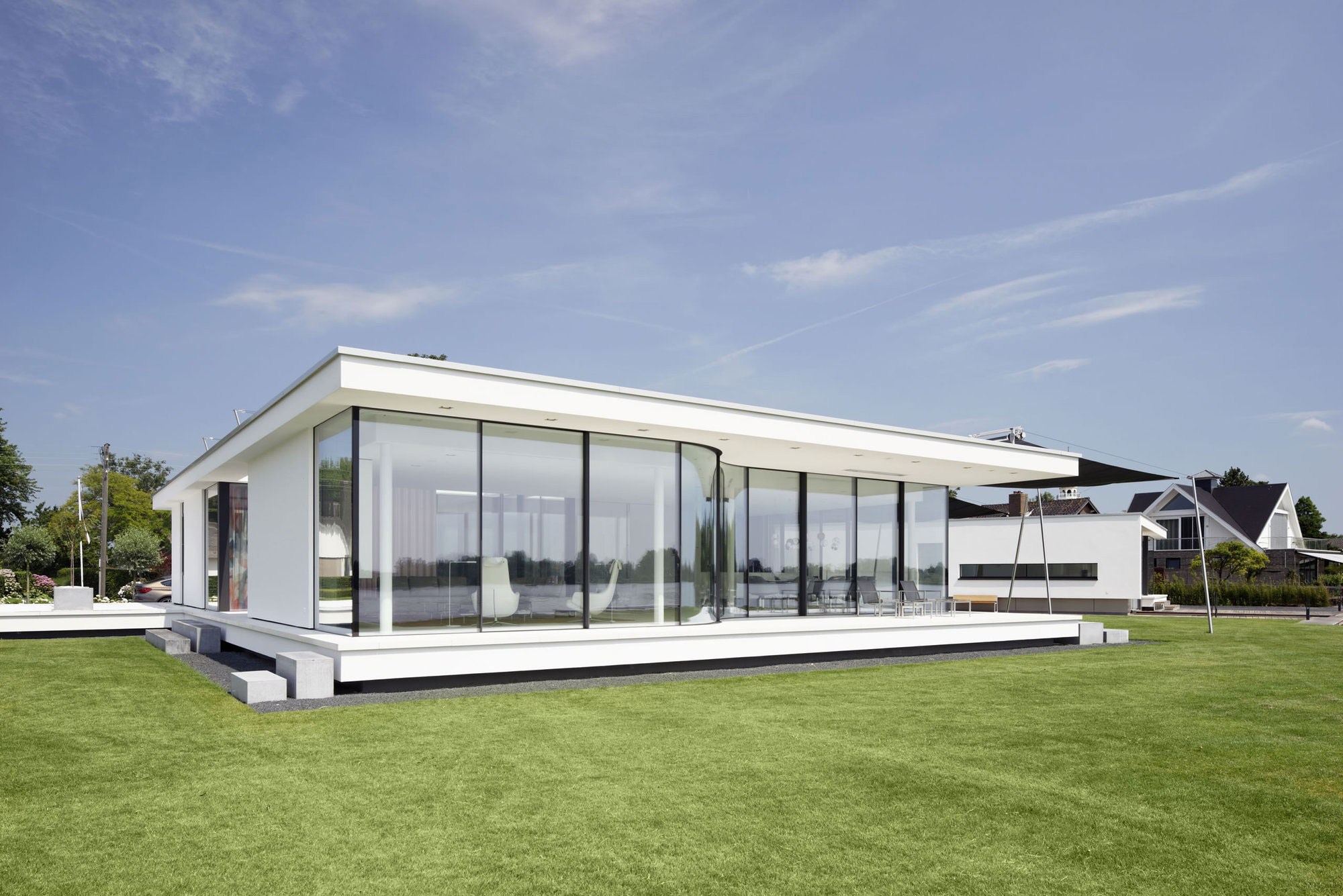 A Striking Contemporary Home with Curved Glass Walls on the Shores of the Reeuwijkse Plassen by Lab32 architecten (3)