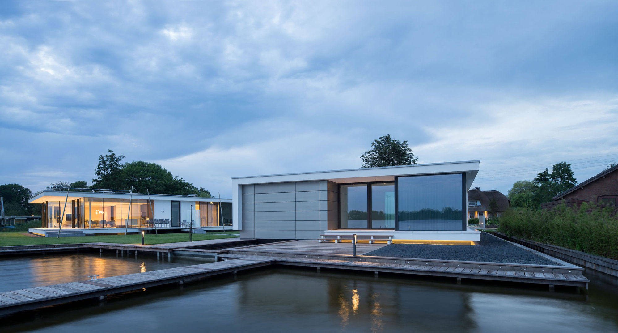 A Striking Contemporary Home with Curved Glass Walls on the Shores of the Reeuwijkse Plassen by Lab32 architecten (32)