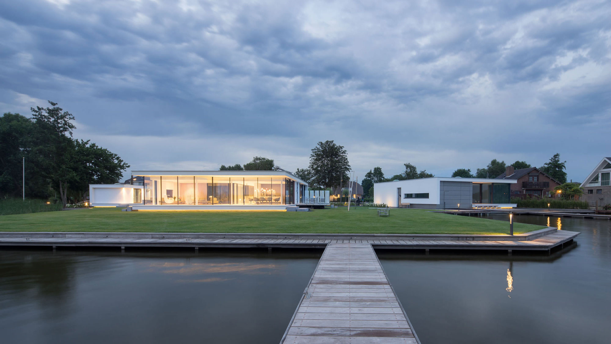 A Striking Contemporary Home with Curved Glass Walls on the Shores of the Reeuwijkse Plassen by Lab32 architecten (33)