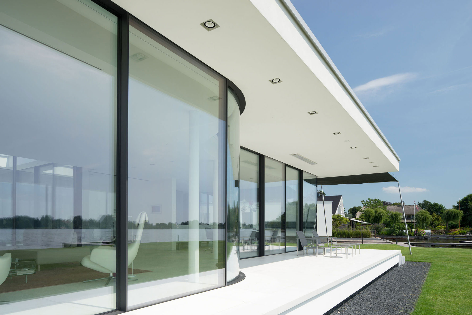 A Striking Contemporary Home with Curved Glass Walls on the Shores of the Reeuwijkse Plassen by Lab32 architecten (4)