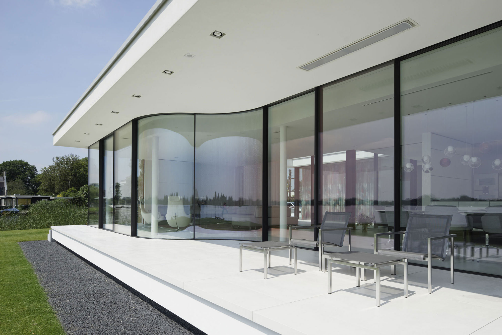 A Striking Contemporary Home with Curved Glass Walls on the Shores of the Reeuwijkse Plassen by Lab32 architecten (5)