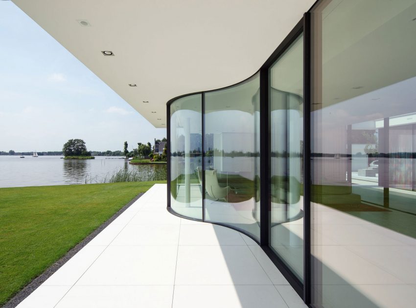 A Striking Contemporary Home with Curved Glass Walls on the Shores of the Reeuwijkse Plassen by Lab32 architecten (6)