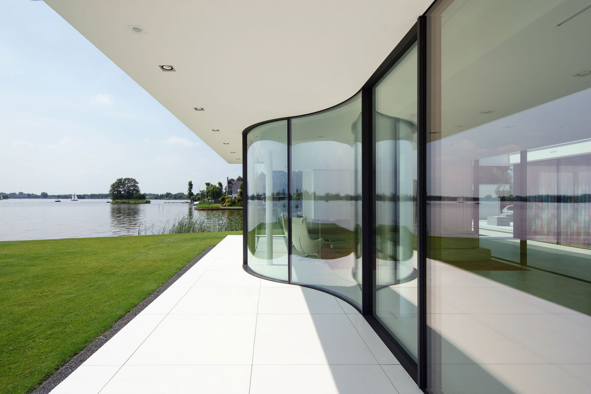 A Striking Contemporary Home with Curved Glass Walls on the Shores of the Reeuwijkse Plassen by Lab32 architecten (6)