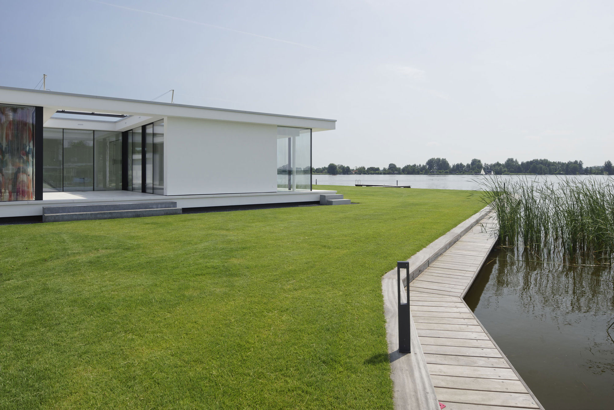 A Striking Contemporary Home with Curved Glass Walls on the Shores of the Reeuwijkse Plassen by Lab32 architecten (9)