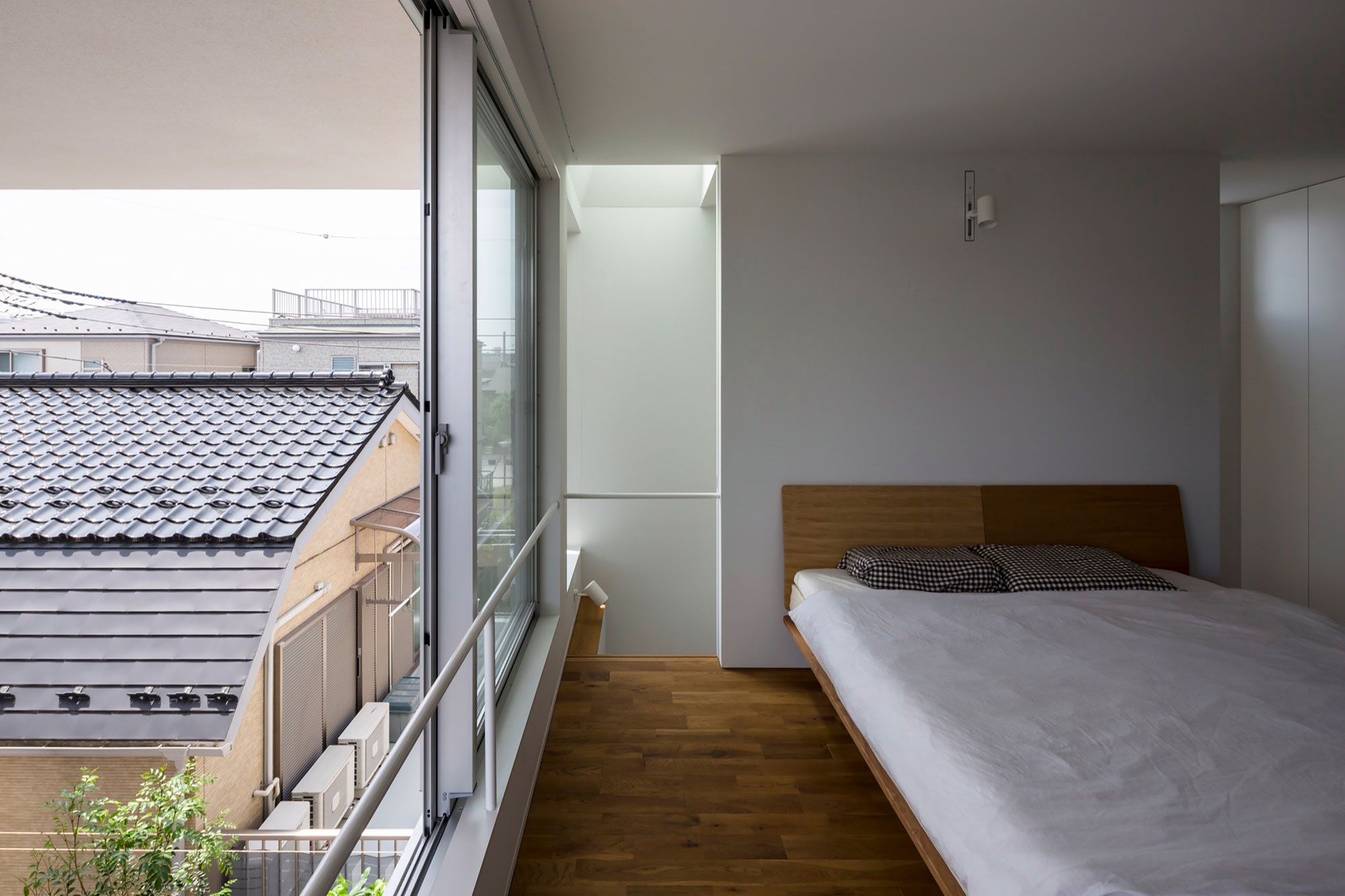 A Striking Little House with a Big Terrace in Tokyo, Japan by Takuro Yamamoto (13)