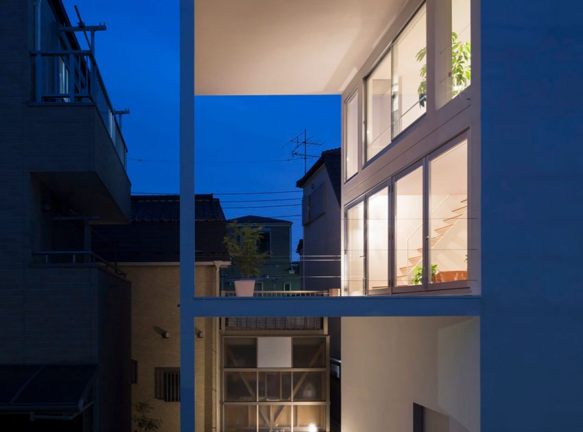 A Striking Little House with a Big Terrace in Tokyo, Japan by Takuro Yamamoto (18)