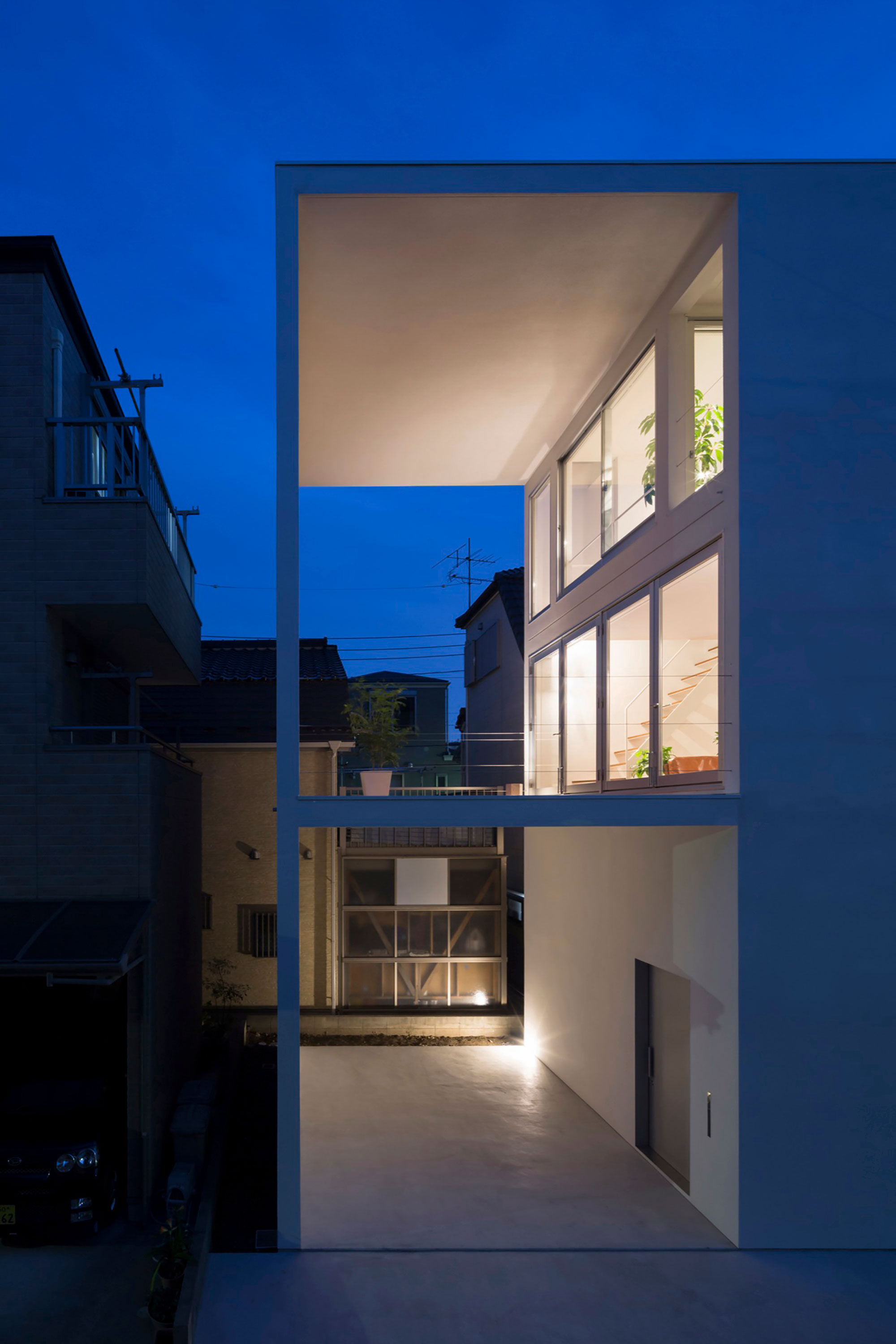 A Striking Little House with a Big Terrace in Tokyo, Japan by Takuro Yamamoto (18)