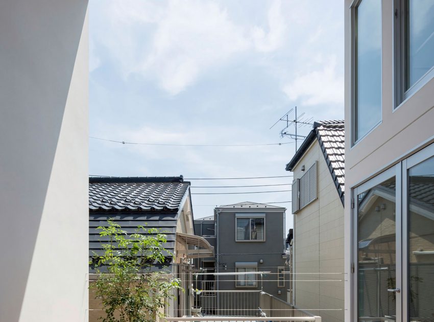 A Striking Little House with a Big Terrace in Tokyo, Japan by Takuro Yamamoto (3)