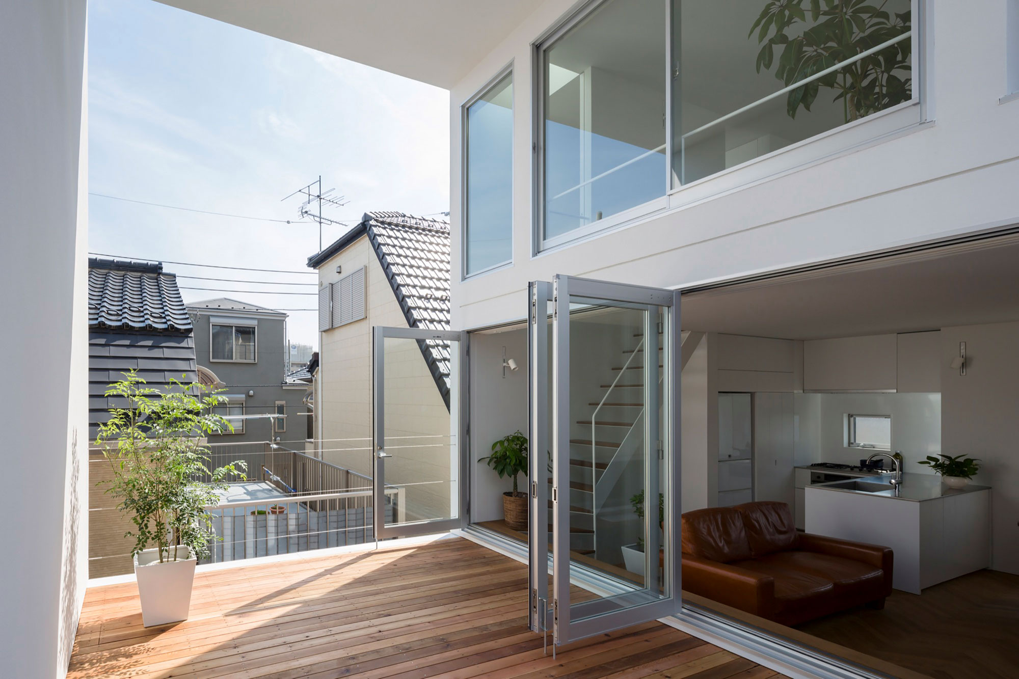 A Striking Little House with a Big Terrace in Tokyo, Japan by Takuro Yamamoto (4)