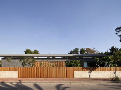 A Striking Modern Home Composed of Concrete and Glass Structure in Tel Aviv by Pitsou Kedem Architects (1)