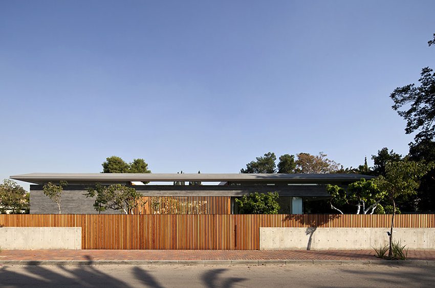 A Striking Modern Home Composed of Concrete and Glass Structure in Tel Aviv by Pitsou Kedem Architects (1)