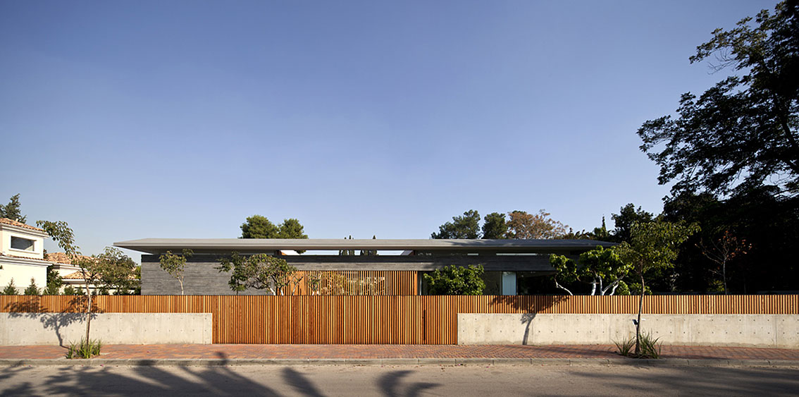 A Striking Modern Home Composed of Concrete and Glass Structure in Tel Aviv by Pitsou Kedem Architects (1)
