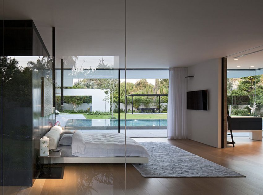A Striking Modern Home Composed of Concrete and Glass Structure in Tel Aviv by Pitsou Kedem Architects (13)