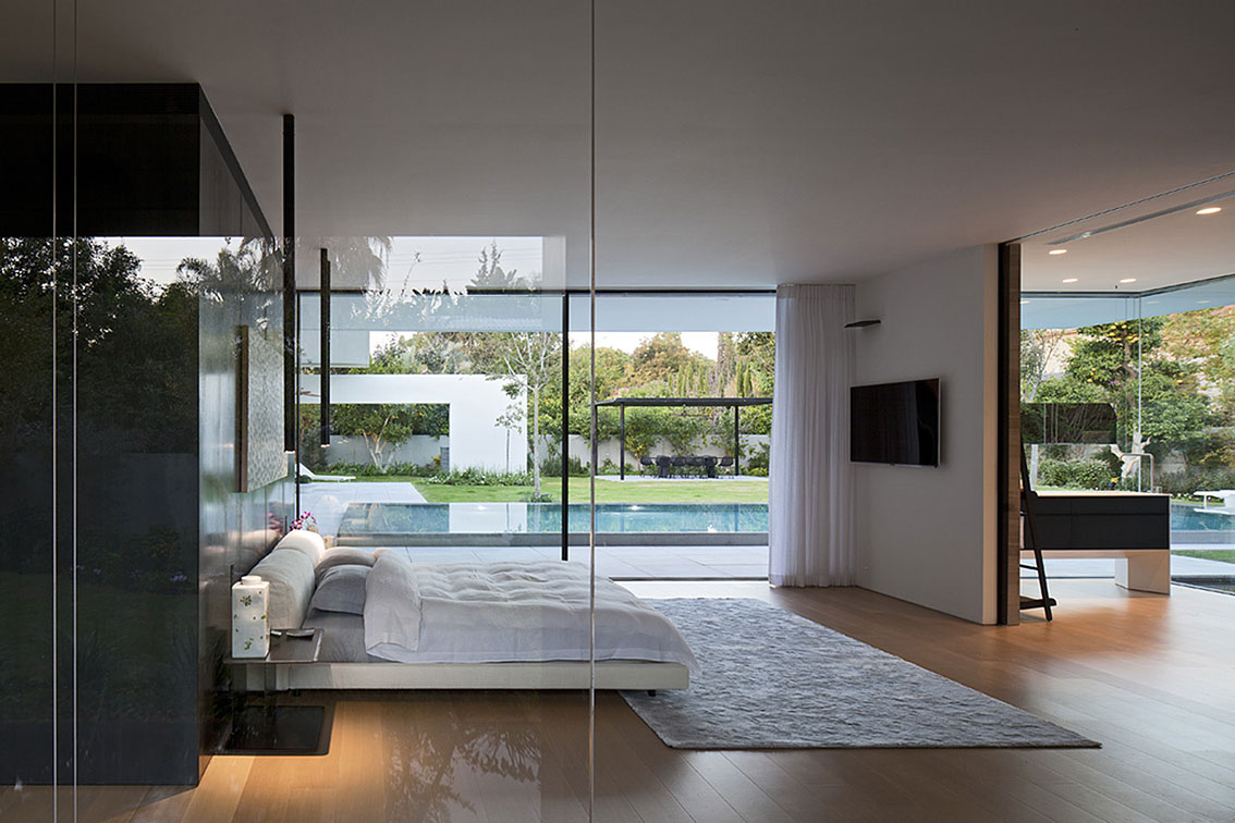 A Striking Modern Home Composed of Concrete and Glass Structure in Tel Aviv by Pitsou Kedem Architects (13)