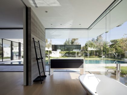 A Striking Modern Home Composed of Concrete and Glass Structure in Tel Aviv by Pitsou Kedem Architects (15)