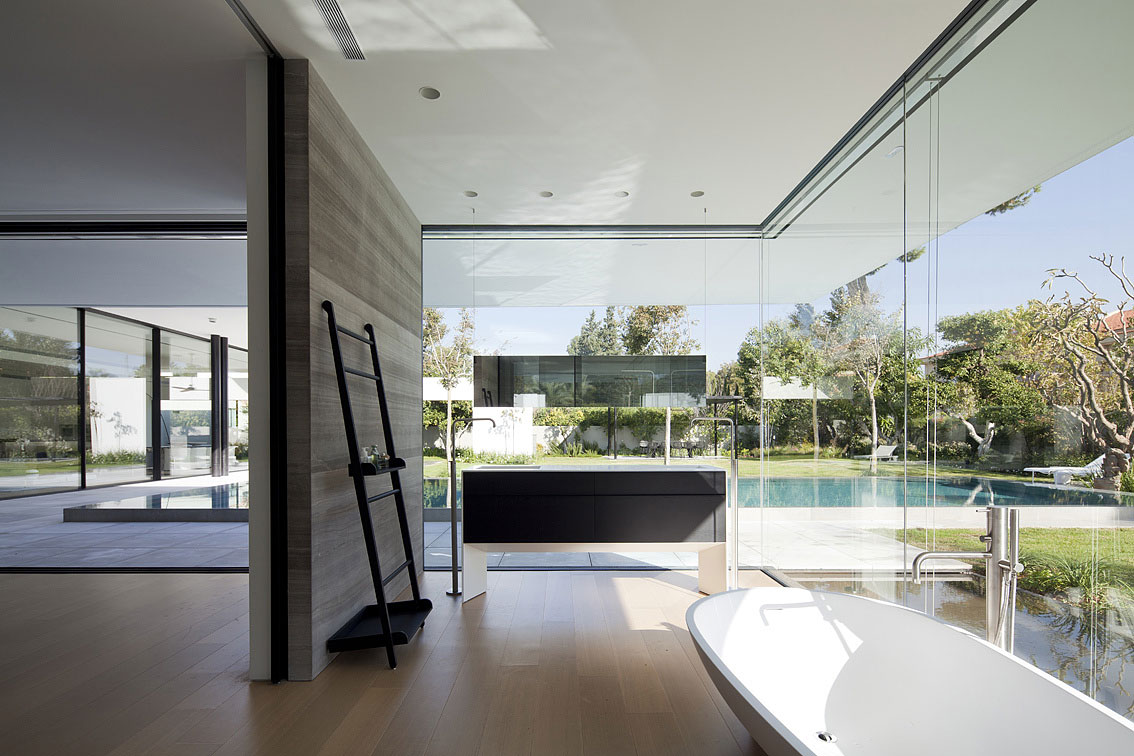 A Striking Modern Home Composed of Concrete and Glass Structure in Tel Aviv by Pitsou Kedem Architects (15)