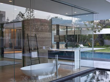 A Striking Modern Home Composed of Concrete and Glass Structure in Tel Aviv by Pitsou Kedem Architects (17)