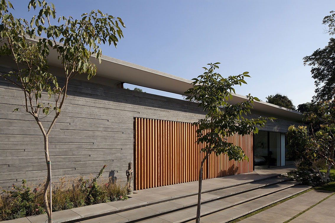 A Striking Modern Home Composed of Concrete and Glass Structure in Tel Aviv by Pitsou Kedem Architects (2)