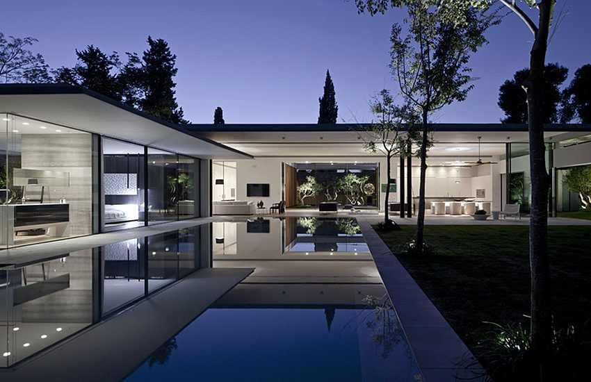A Striking Modern Home Composed of Concrete and Glass Structure in Tel Aviv by Pitsou Kedem Architects (21)