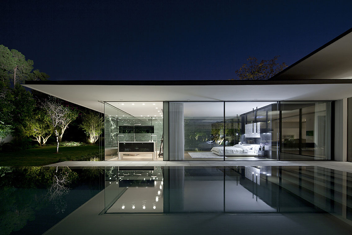 A Striking Modern Home Composed of Concrete and Glass Structure in Tel Aviv by Pitsou Kedem Architects (24)