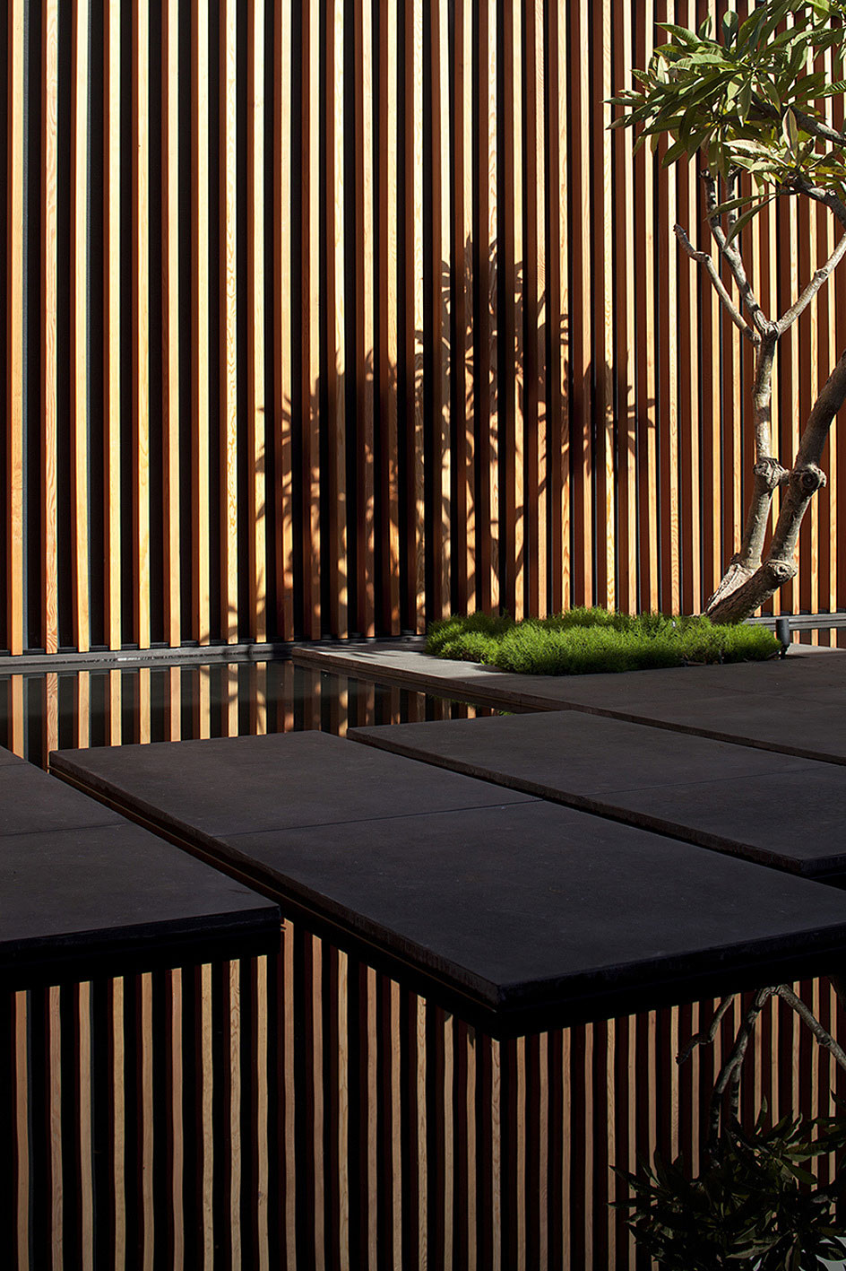 A Striking Modern Home Composed of Concrete and Glass Structure in Tel Aviv by Pitsou Kedem Architects (6)