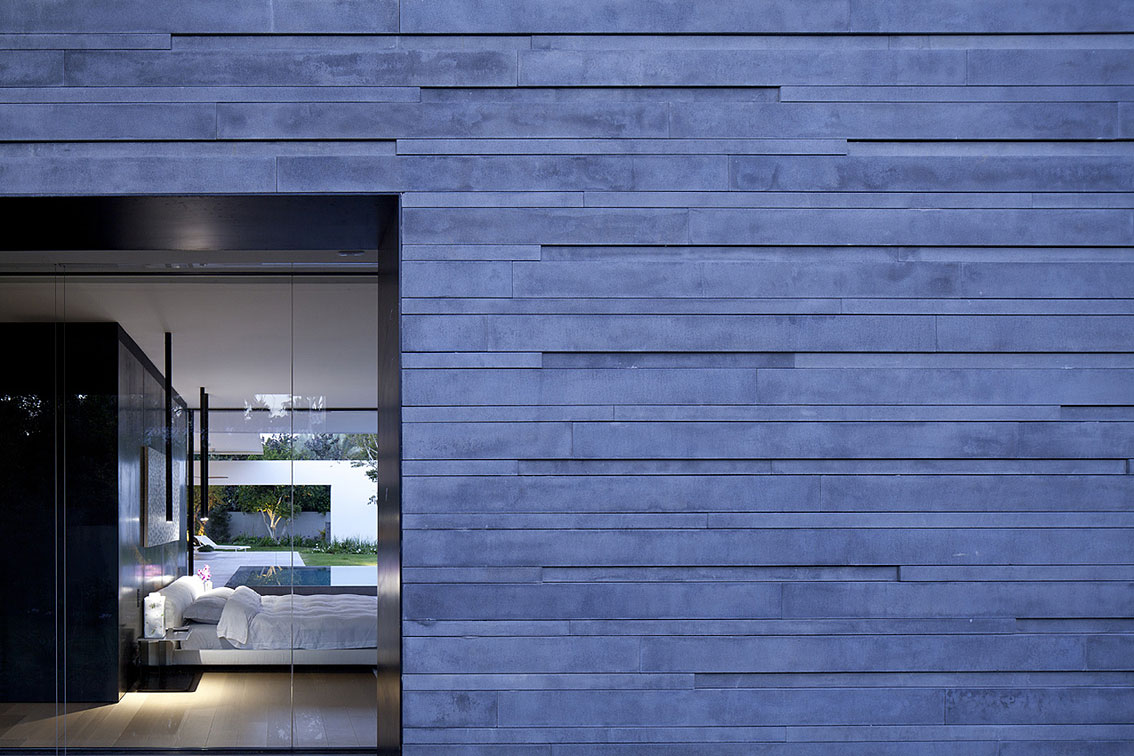 A Striking Modern Home Composed of Concrete and Glass Structure in Tel Aviv by Pitsou Kedem Architects (9)
