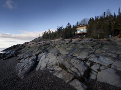 A Striking and Bright Modern Home Perched on the Rocks in Saint-Siméon, Quebec by Architecture Casa (1)