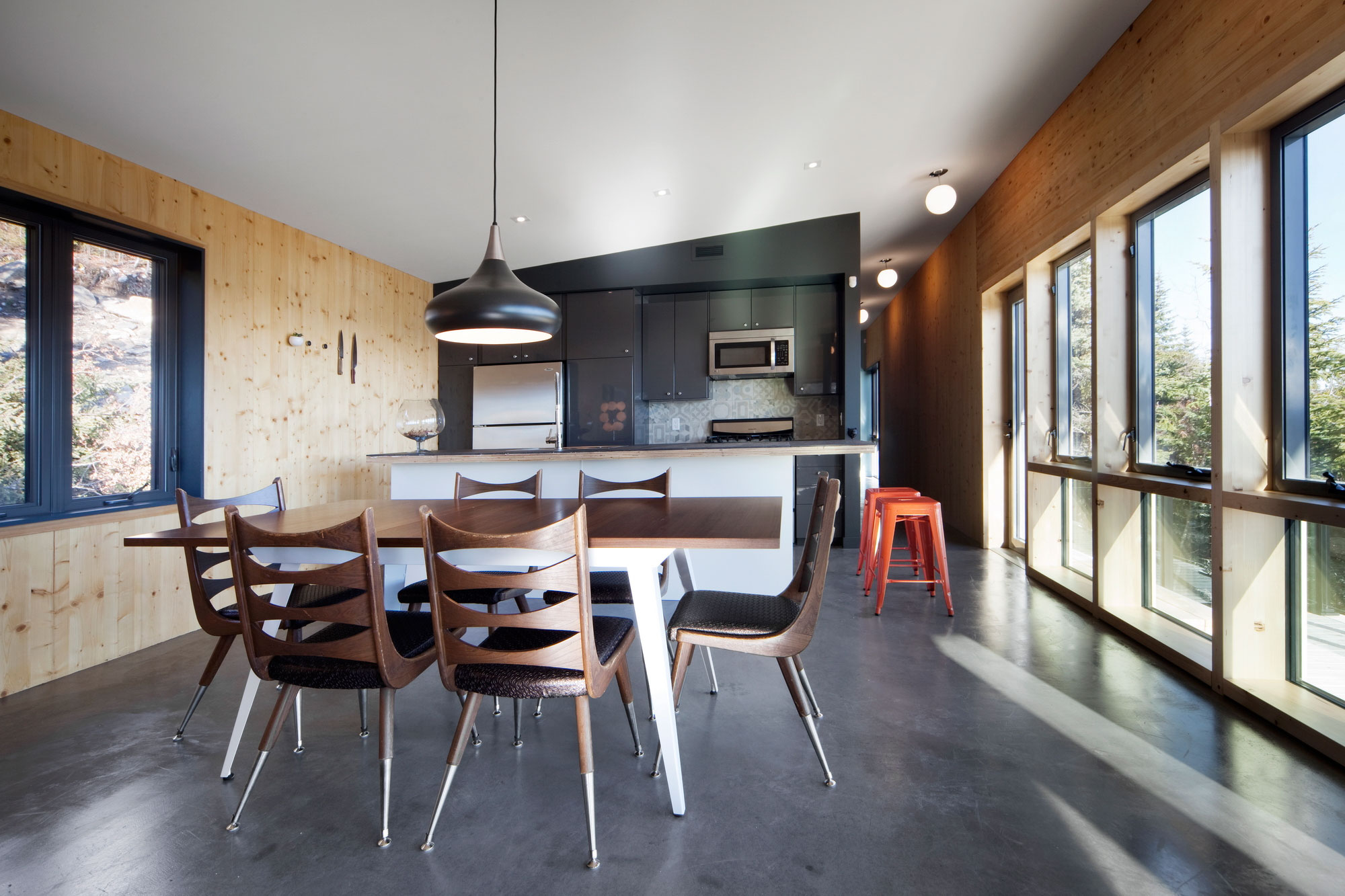 A Striking and Bright Modern Home Perched on the Rocks in Saint-Siméon, Quebec by Architecture Casa (10)