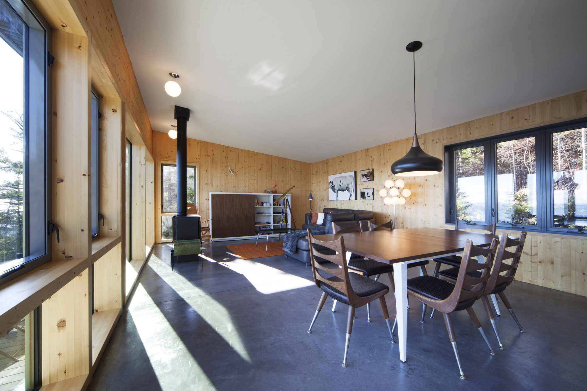 A Striking and Bright Modern Home Perched on the Rocks in Saint-Siméon, Quebec by Architecture Casa (11)