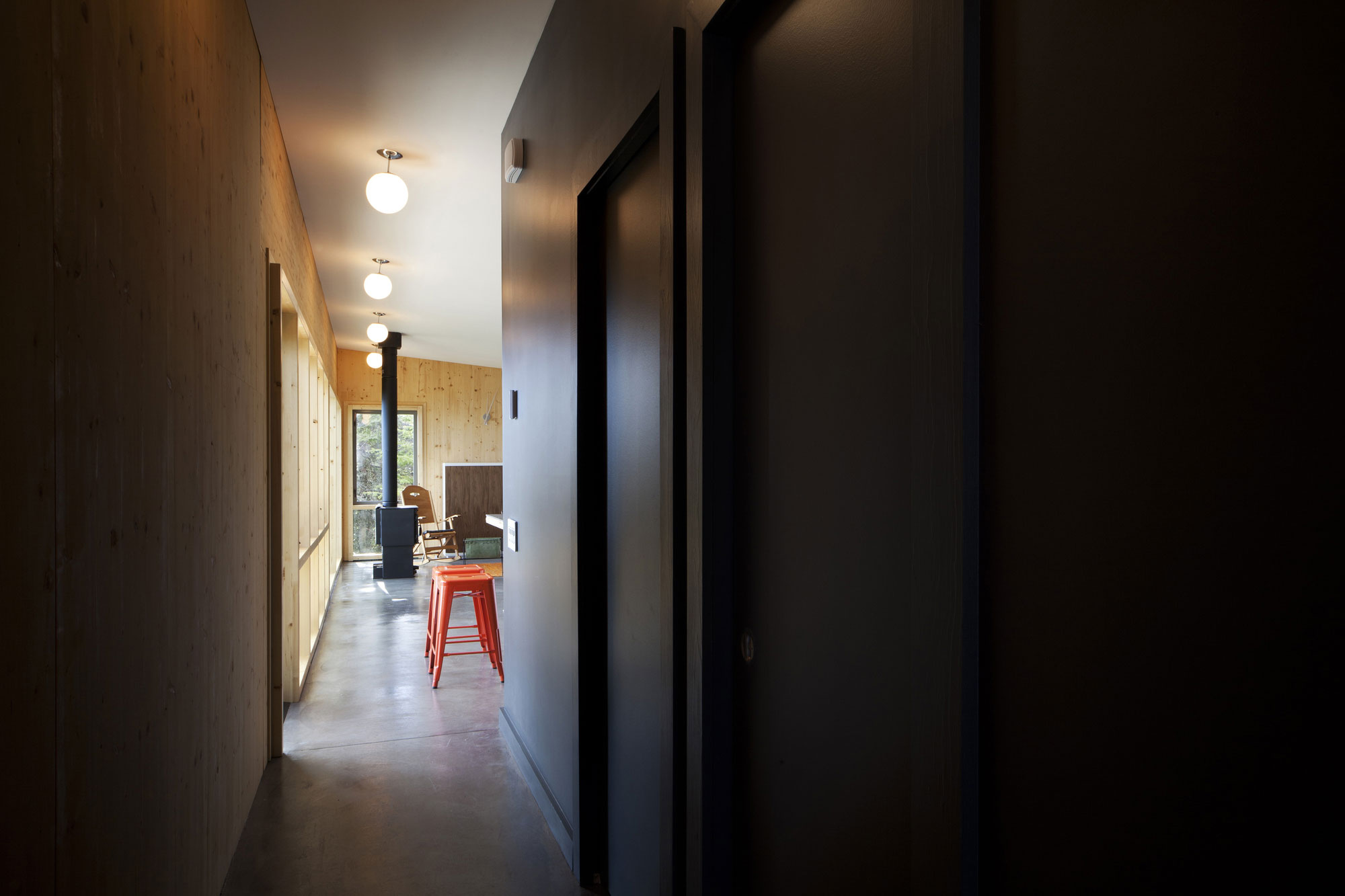 A Striking and Bright Modern Home Perched on the Rocks in Saint-Siméon, Quebec by Architecture Casa (12)