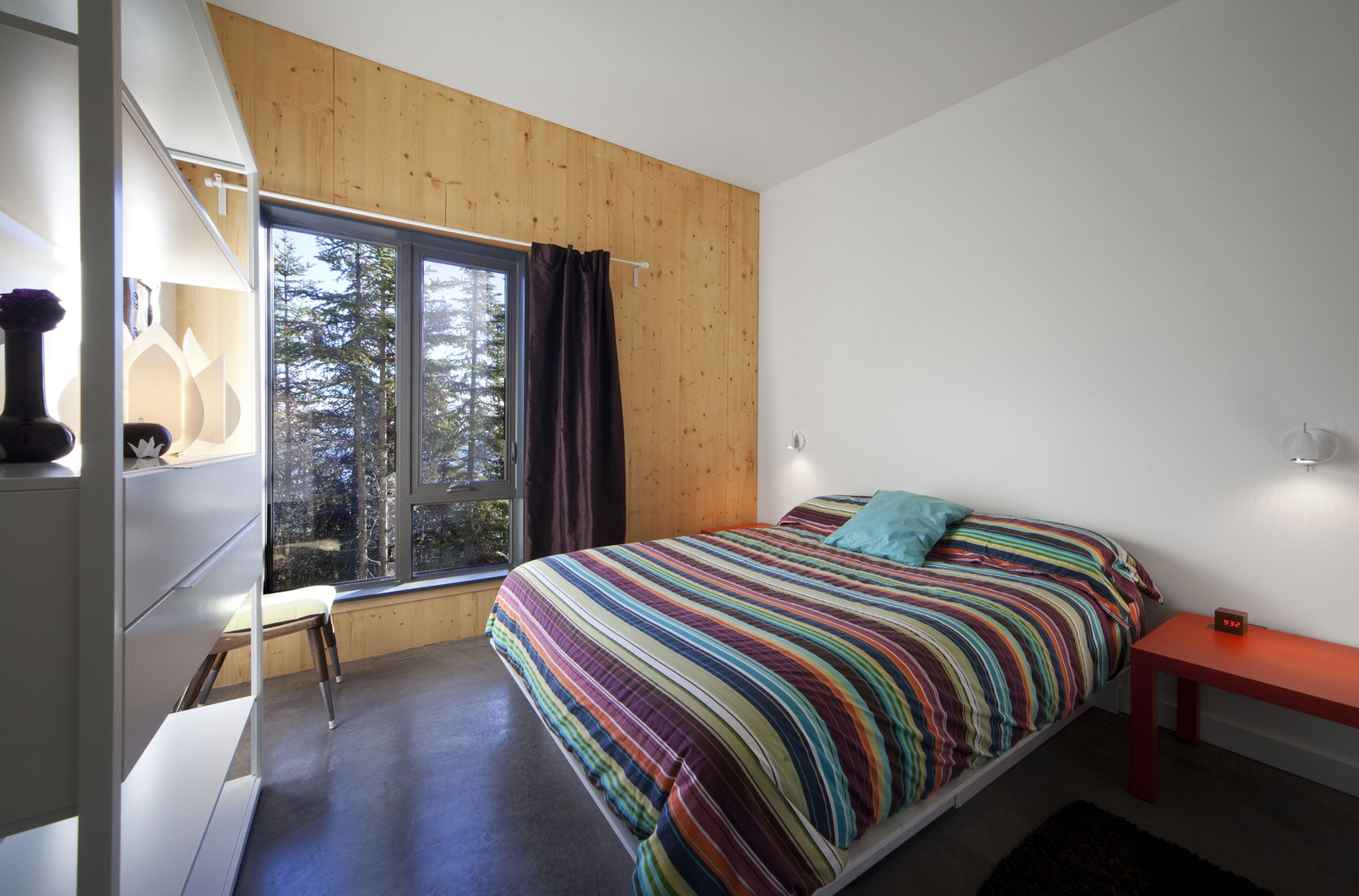 A Striking and Bright Modern Home Perched on the Rocks in Saint-Siméon, Quebec by Architecture Casa (13)